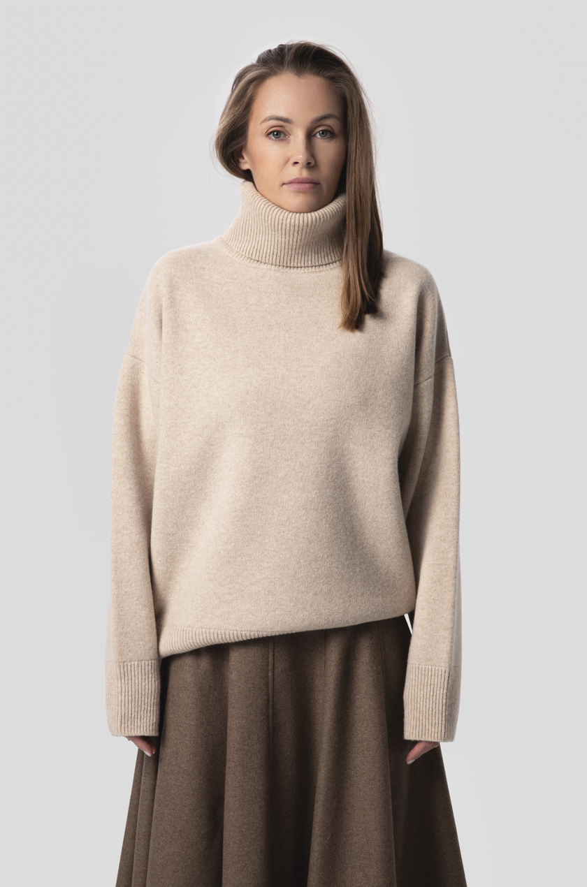Golf oversize beżowy z wełny merino damski sweter z golfem luźny krój przód w stylizacji ze spódnicą midi