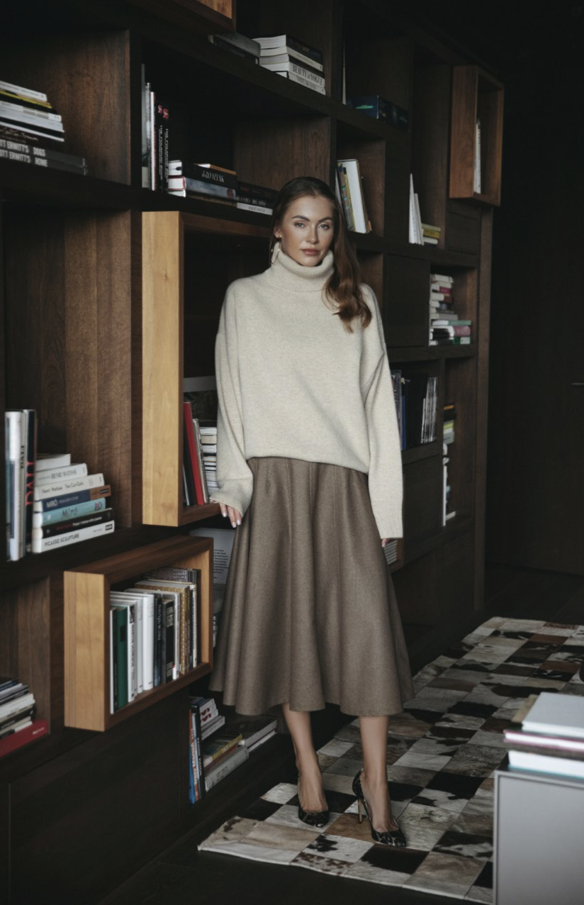 Golf oversize beżowy z wełny merino stylizacja z brązową spódnicą midi damski sweter z wysokim golfem