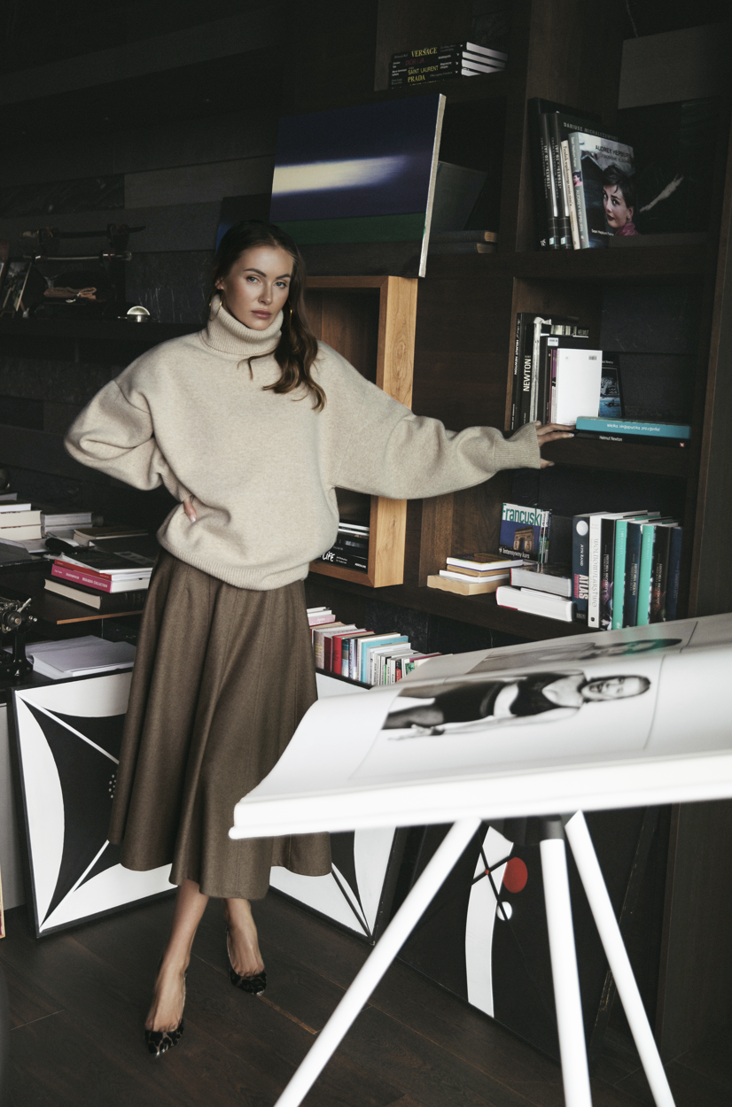 Golf oversize beżowy z wełny merino w eleganckiej stylizacji ze spódnicą midi damski sweter z golfem ANIKLOVA
