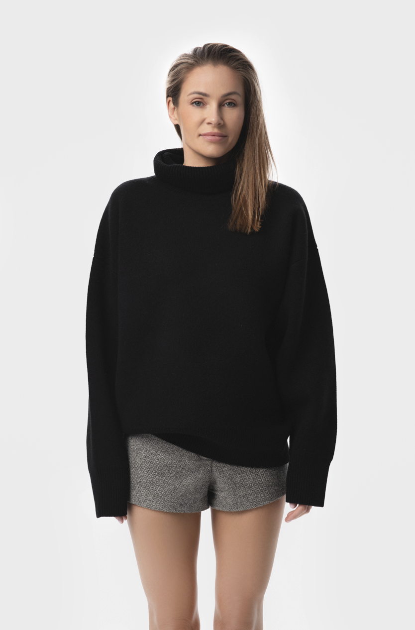 Golf oversize czarny z wełny merino damski sweter z golfem luźny krój z opuszczonymi ramionami przód