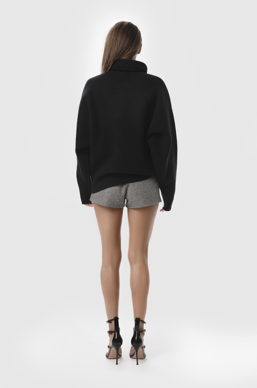 Golf oversize czarny z wełny merino tył damski luźny sweter z golfem w stylizacji z szortami
