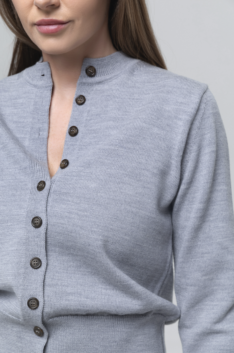 Kardigan NECKLINE szary z wełny merino detal guzików i dekoltu damski kardigan z wełny merino zapinany