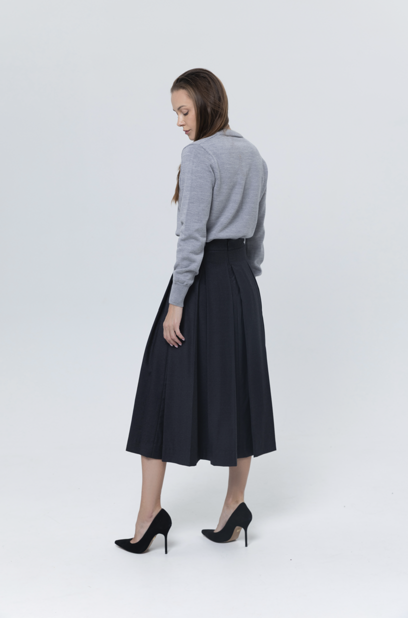 Kardigan NECKLINE szary z wełny merino tył damski kardigan z wełny merino w stylizacji ze spódnicą z zakładkami