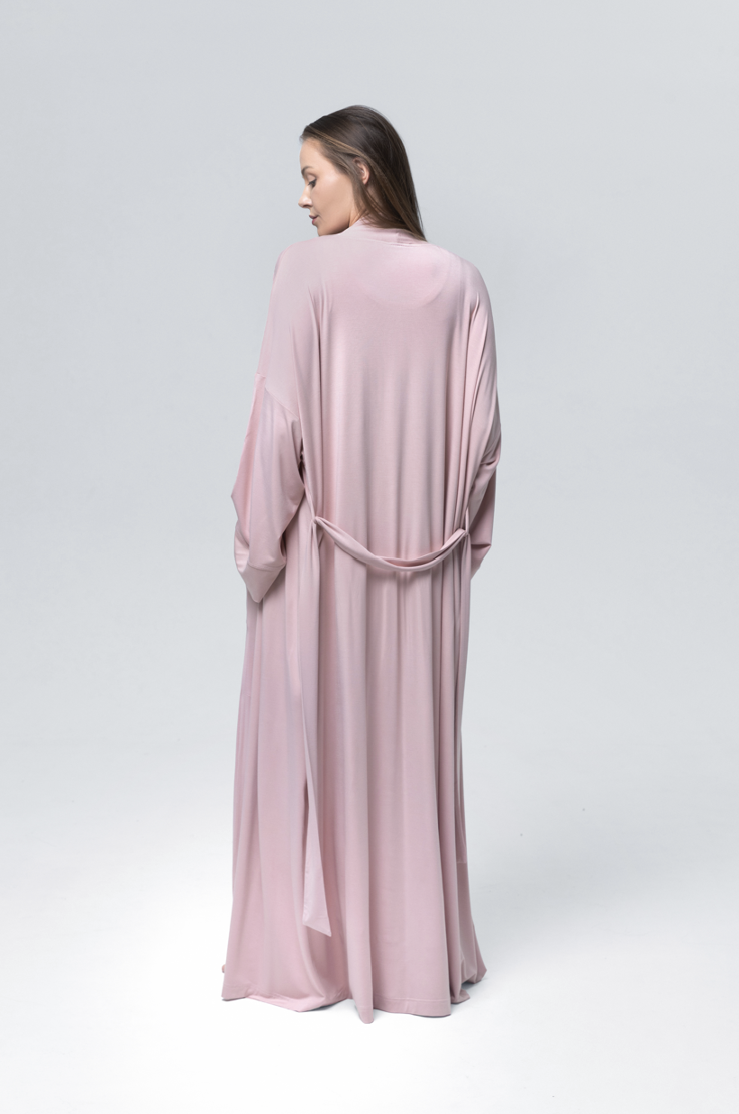 Kimono PURE BAMBOO pudrowy róż z przędzy bambusowej tył z wiązanym paskiem damskie długie kimono narzutka
