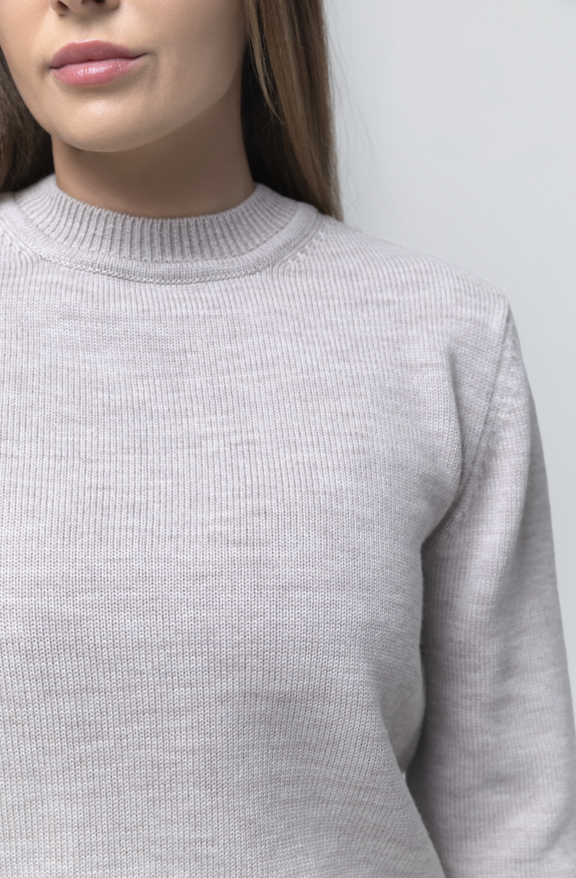 Klasyczny sweter z wełny merino jasnoszary detal ściągacza przy dekolcie damski sweter z wełny merino