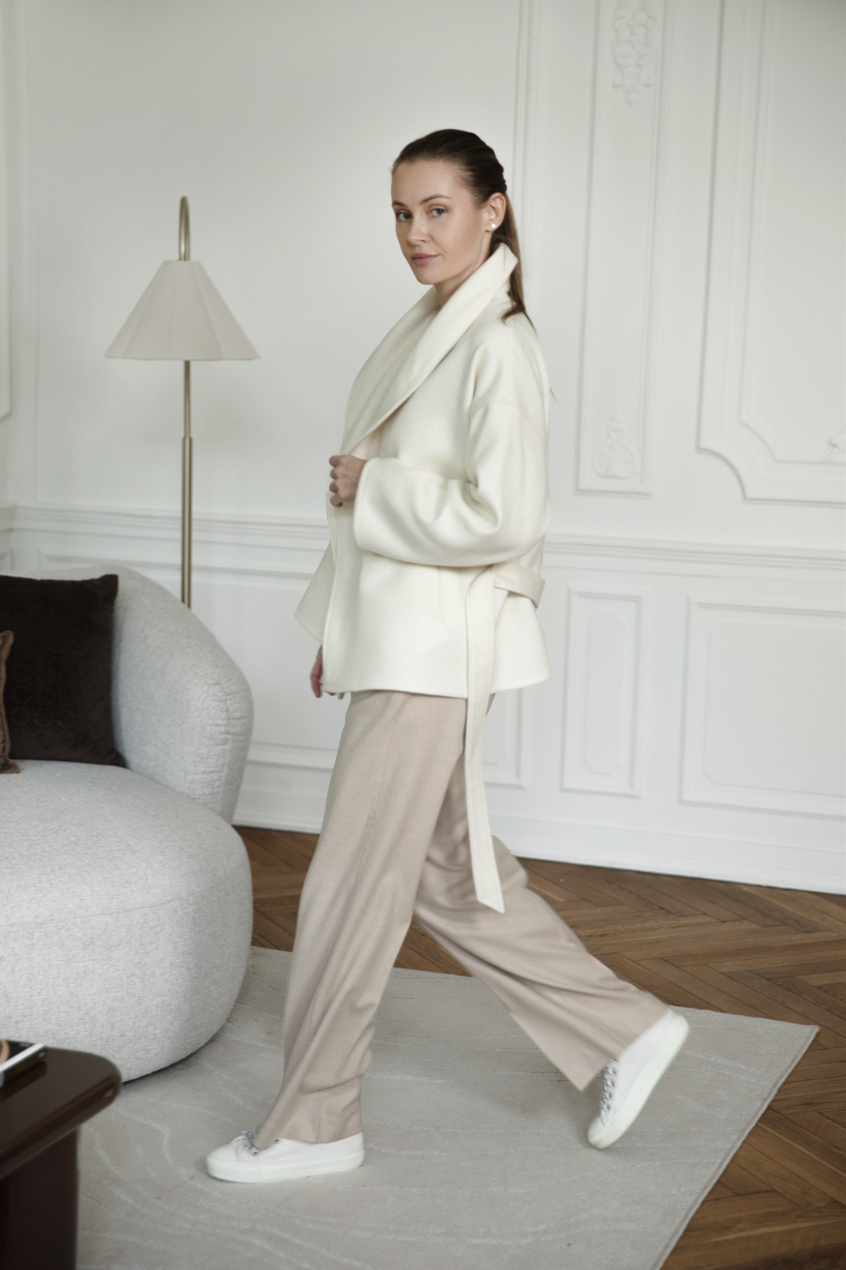 Krótki płaszcz WOOL WRAP ecru w stylizacji z szerokimi spodniami damski krótki płaszcz wełniany casual ANIKLOVA