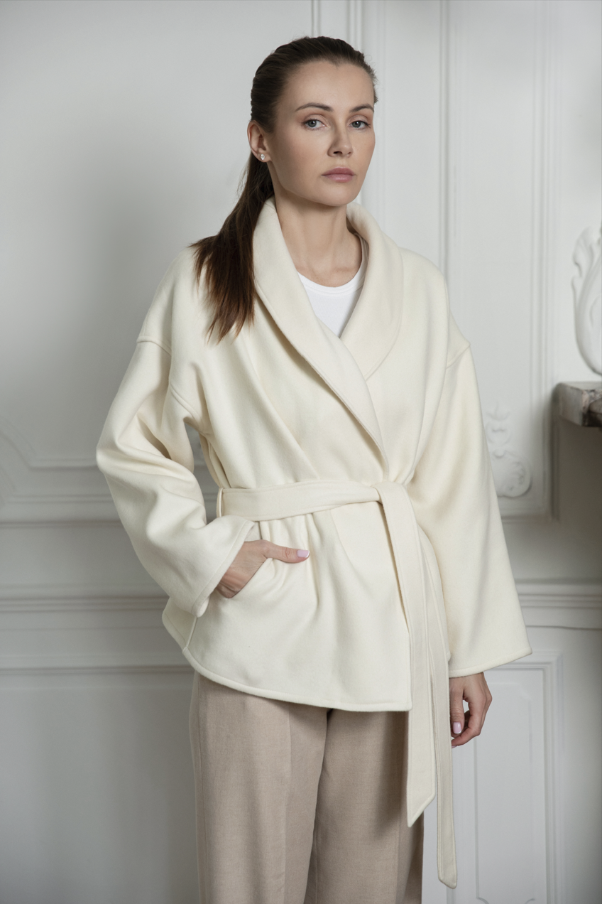 Krótki płaszcz WOOL WRAP ecru z szerokim szalowym kołnierzem damski płaszcz z wełny kopertowy oversize