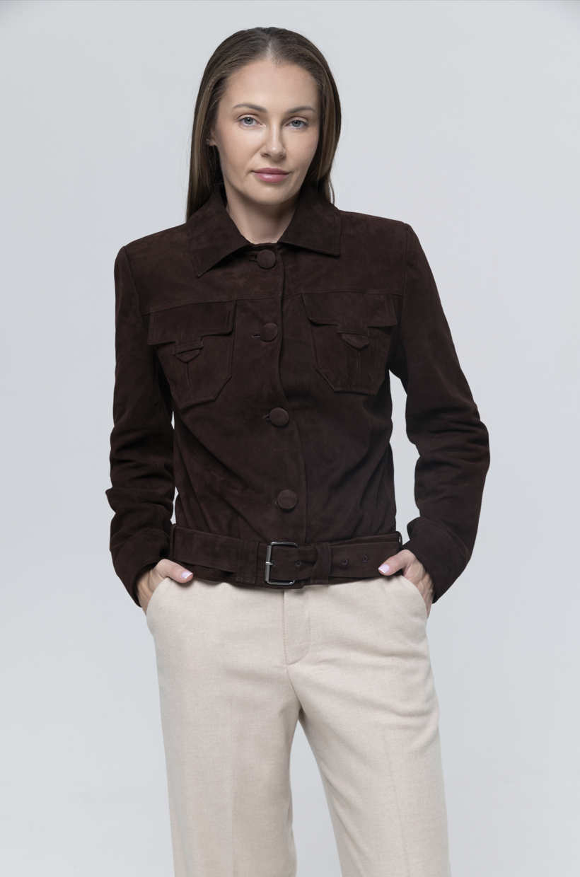 Kurtka PORT JACKET SHORT z brązowego zamszu z kieszeniami i paskiem ze sprzączką damska kurtka zamszowa krótka przód