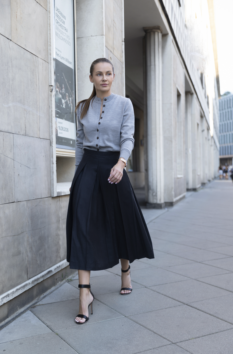 Spódnica LORO granatowa z zakładkami cała sylwetka damska spódnica midi wełniana casual elegancki