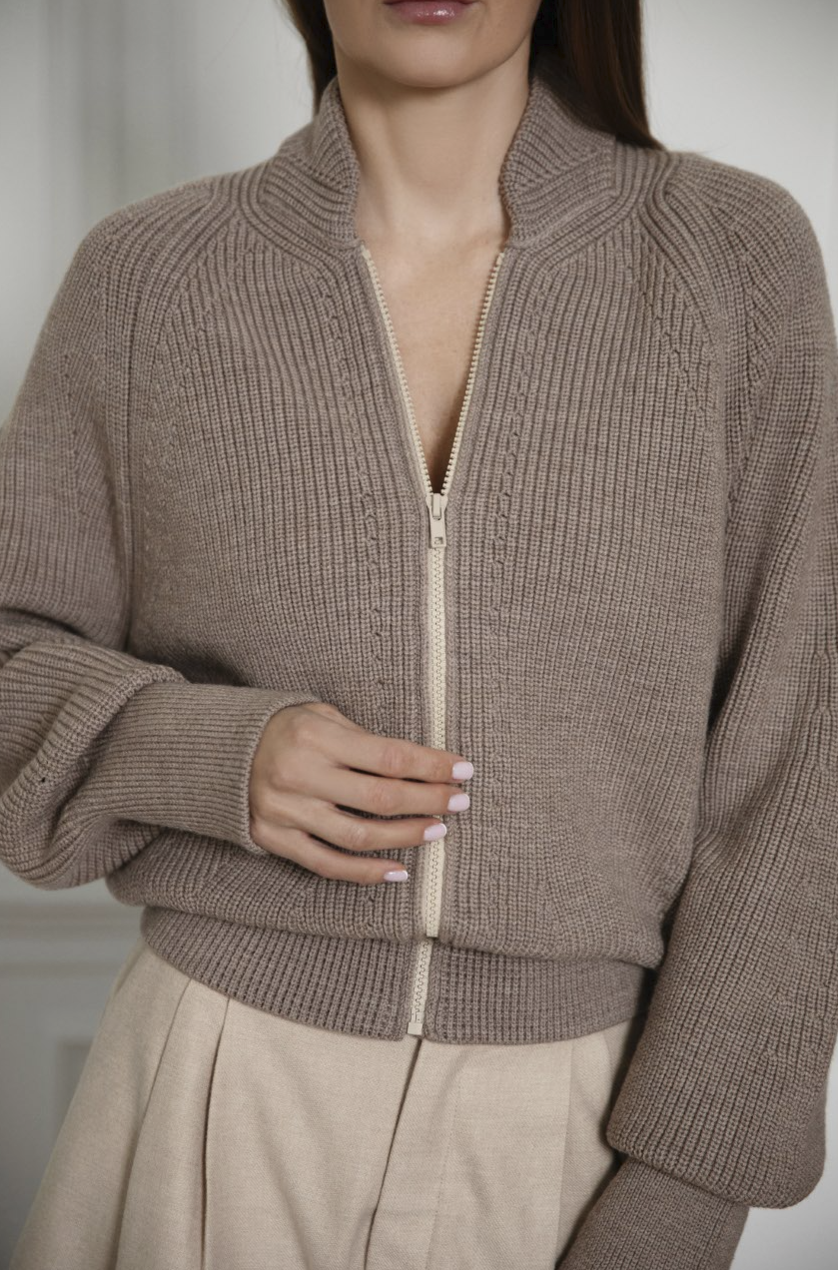 Sweter ZIP z wełny merino detal zamka i prążkowanej stójki damski rozpinany sweter wełniany taupe