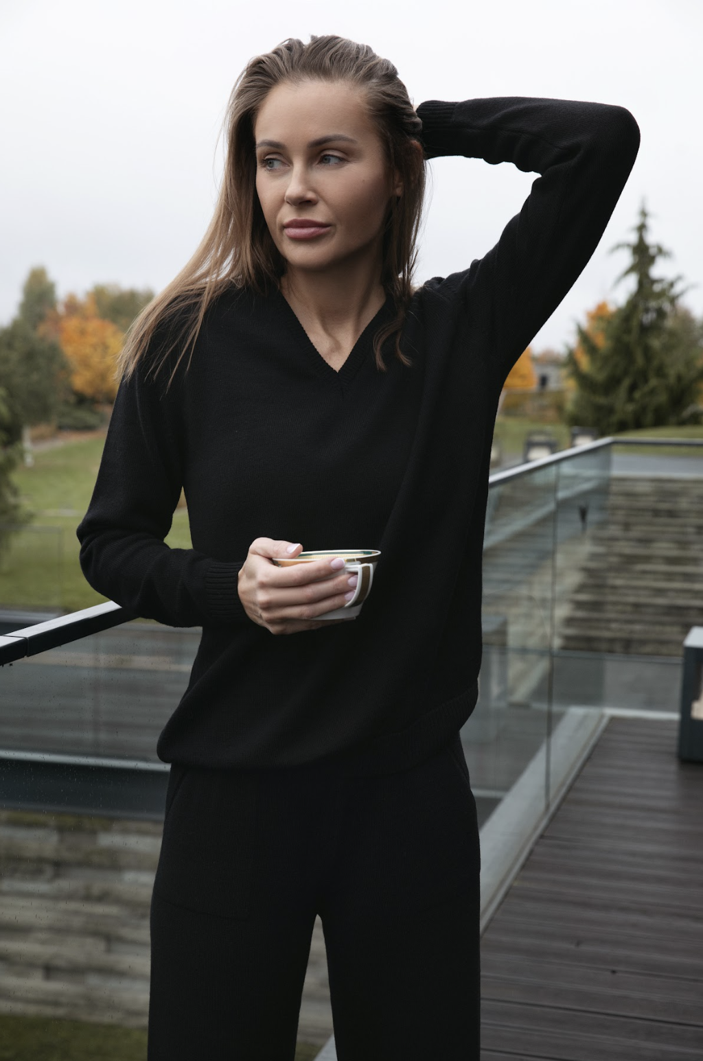 Sweter z dekoltem w serek czarny z wełny merino damski sweter wełniany w serek w stylizacji casual