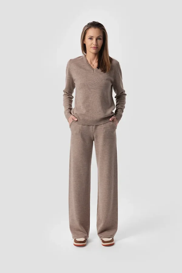 Sweter z dekoltem w serek