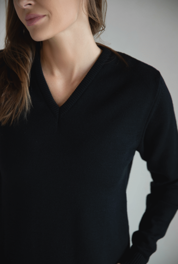 Sweter z dekoltem w serek (czarny)